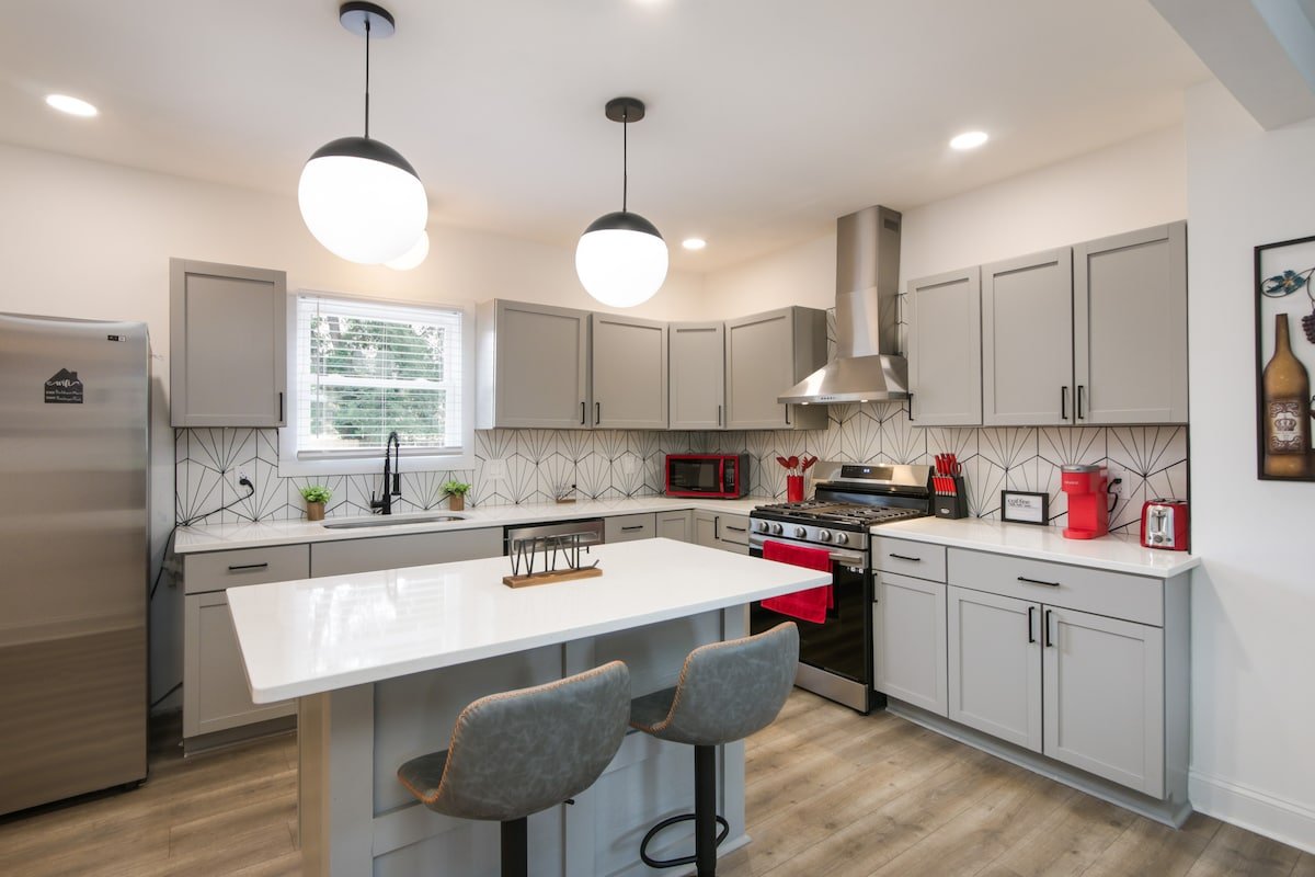 Spacious 4BR w/ Game Room & Yard Walk to OSU gallery image 5