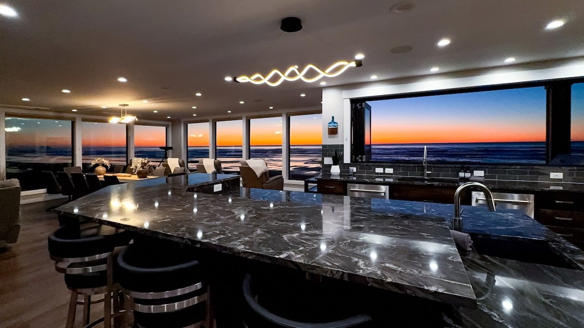 Beachfront Luxury, Hot Tub, Fire Pit, Spa & Arcade