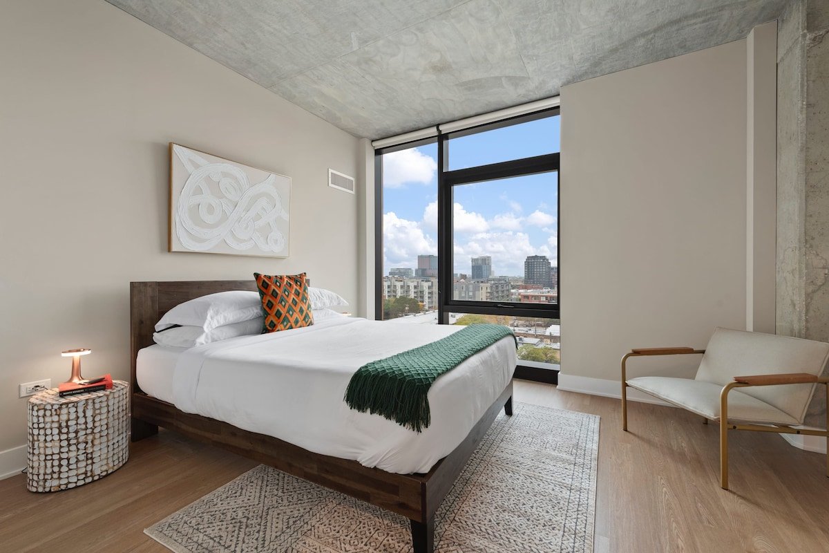 High-End West Loop 2BR + City Views & Walkability gallery image 4