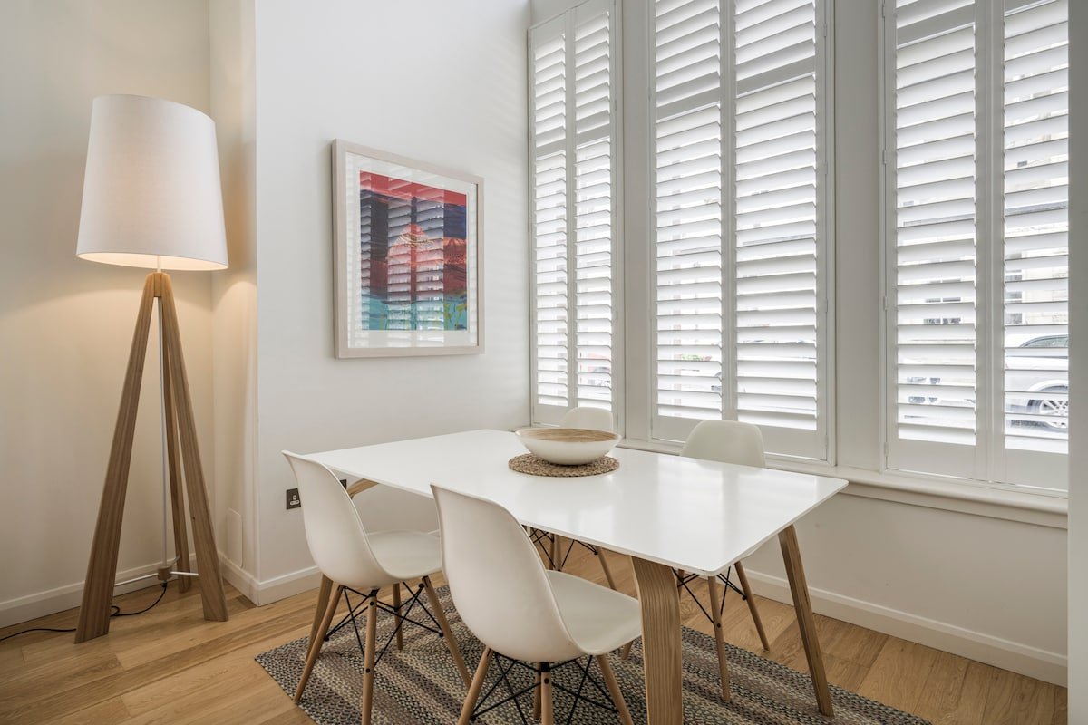 Stunning Central 2-Bed Mezzanine Apartment gallery image 3