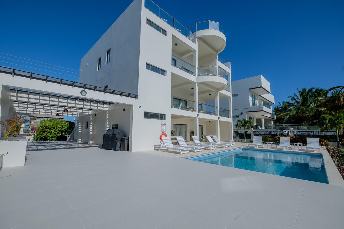 Luxurious Beachfront Villa with Pool, Boat & Capt.