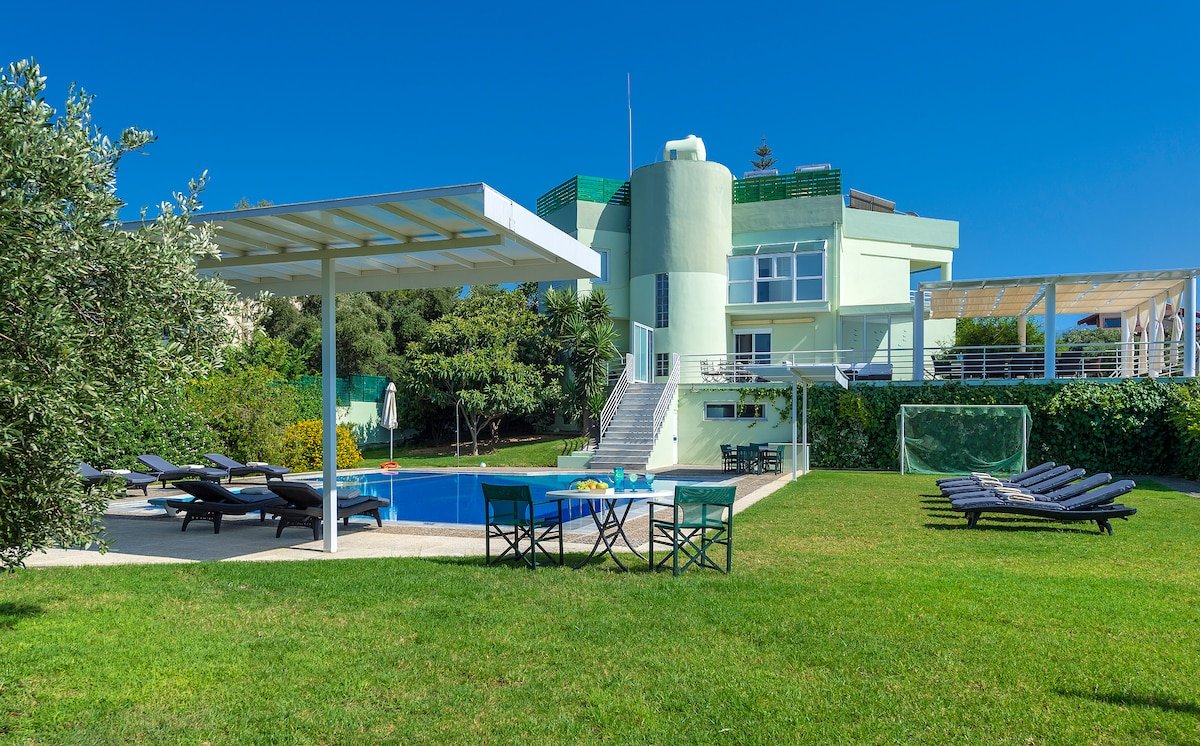 Unique deep dive Pool Villa gallery image 3