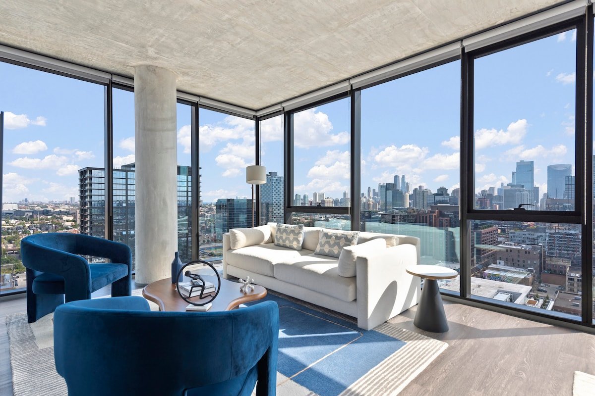 Top-Floor Oasis: 2BR in Heart of Fulton Market gallery image 2