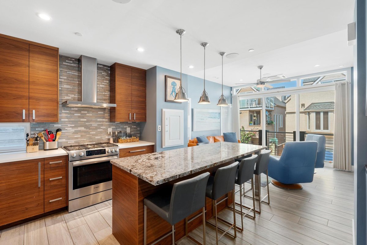 Modern beach house only 8 houses to the sand