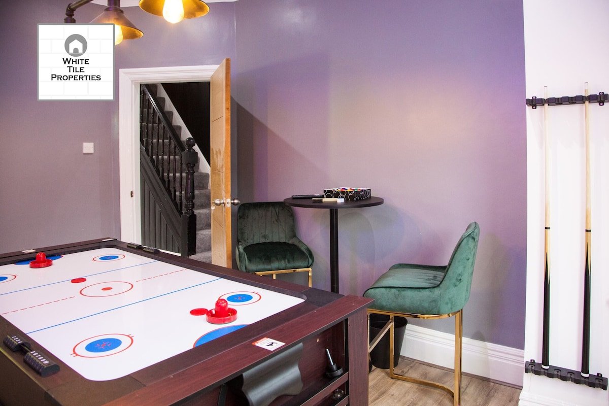 Large Luxury Home MUFC | Game Rooms & 4 Bedrooms gallery image 5