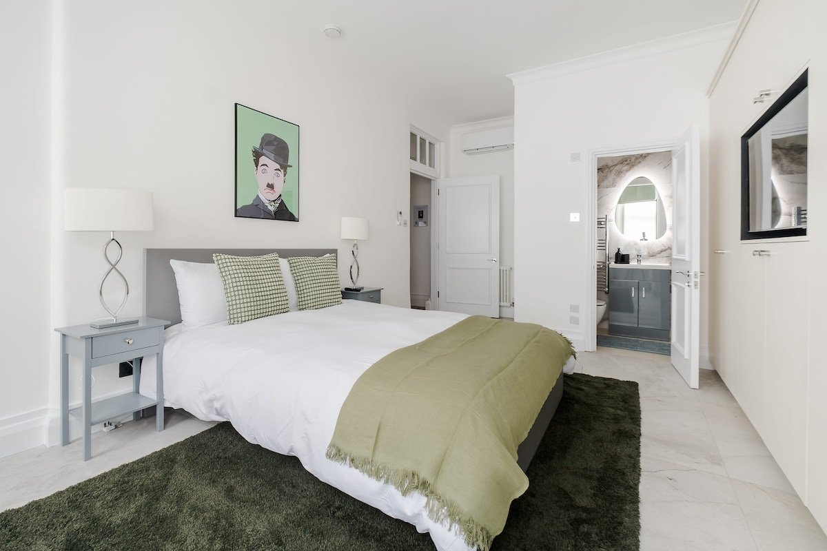 Luxurious 2BR Oasis in South Kensington w/ Air Con gallery image 4
