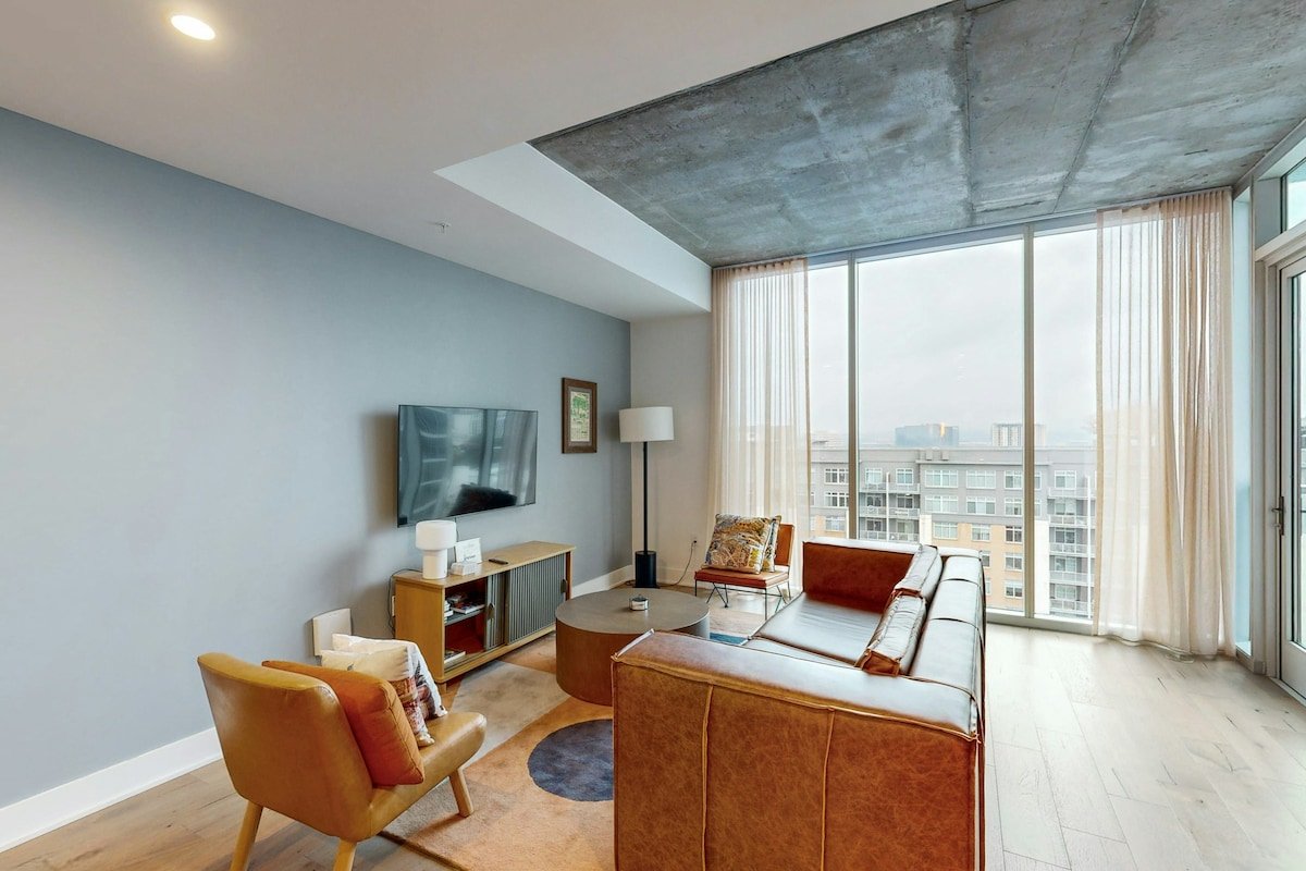 2BR Riverfront Natiivo Austin 15th-Floor gallery image 4