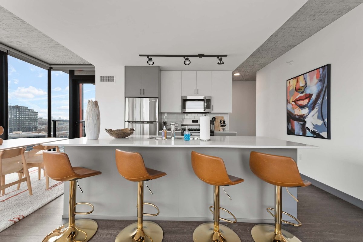 Skyline Views in 3BR Apartment w/ Top Amenities gallery image 3