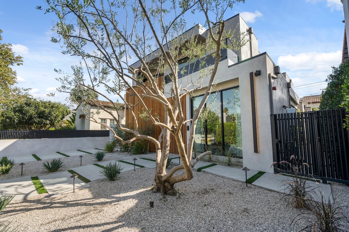 Modern Jewel • 5BR Oasis w/ Pool & Hot Tub gallery image 4