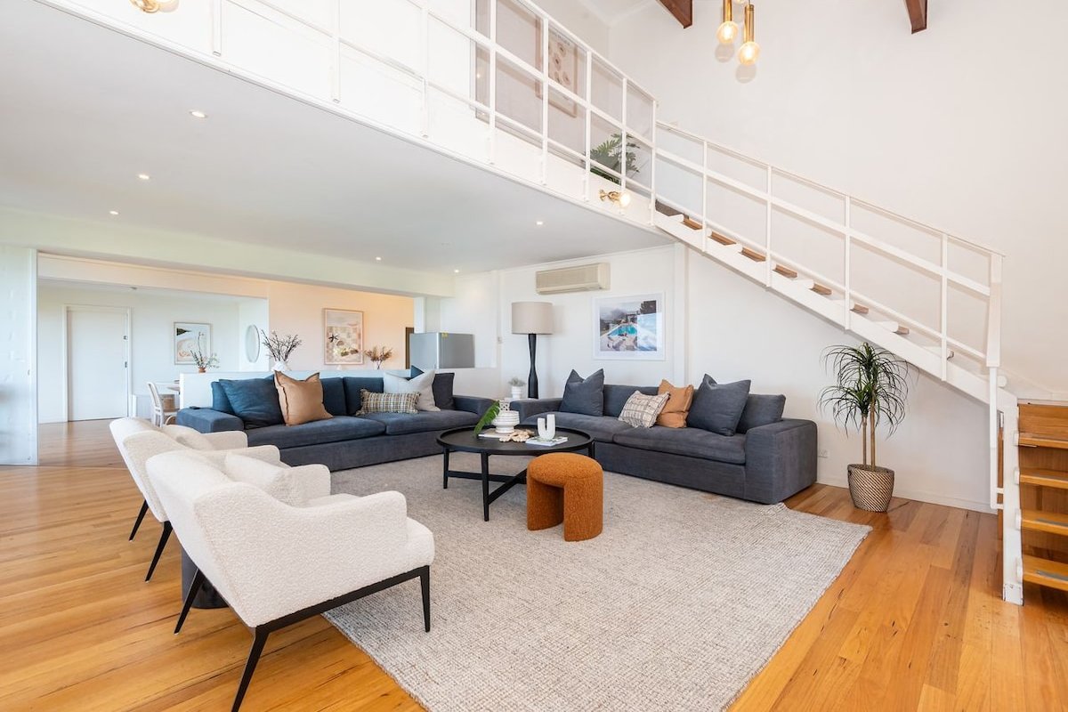 Bay Views From Drury Lane gallery image 3