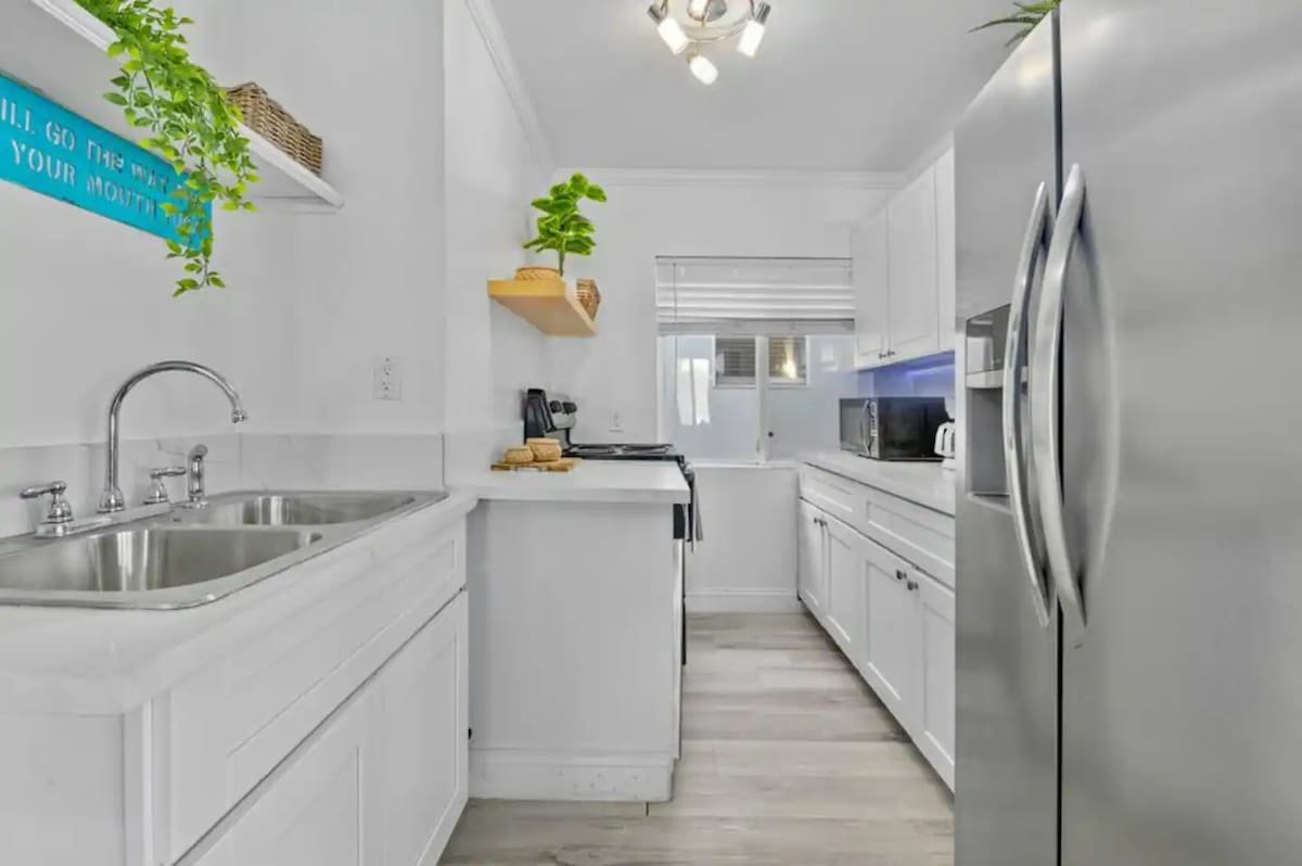 7BR Massive Beach Retreat Sleeps 26 Steps to Ocean gallery image 4