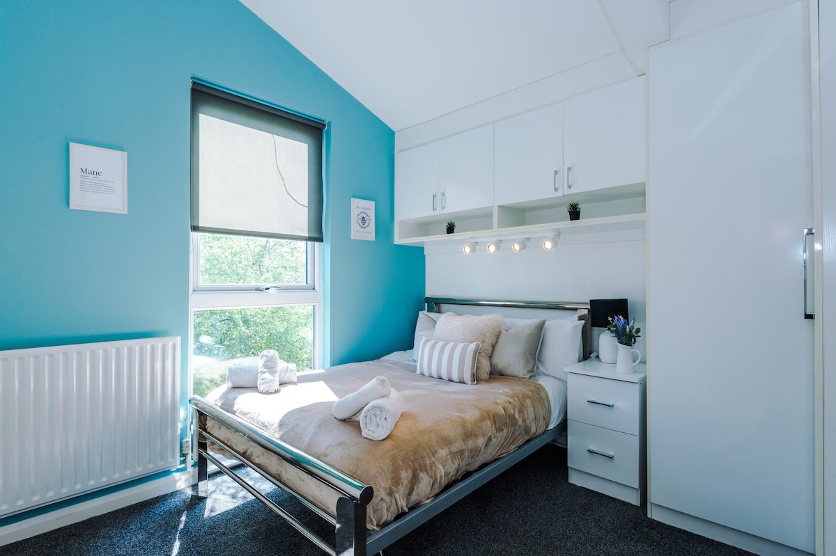 3BR House | Sleeps 6 | Etihad Stad | Free Parking gallery image 3