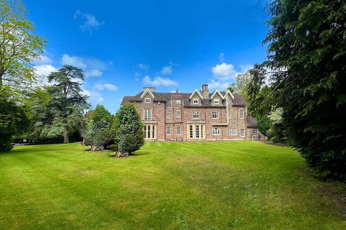 Entire Mansion 14 en suite bedrooms sleeps 34 gallery image 3