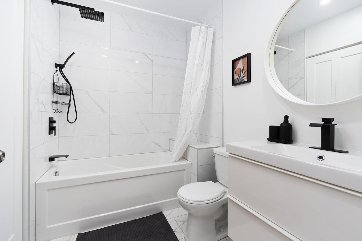 Unique,Old,Montreal & Yard Patio 10 Guests gallery image 5