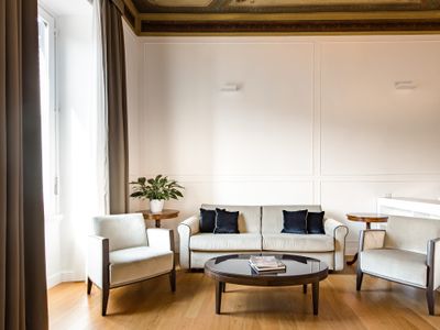 Appartamento di lusso elegante con un design moderno e vista su Piazza di Spagna