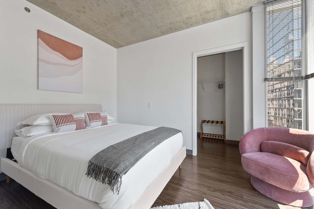 2BR Apt: Stunning Views, Steps to Michigan Avenue gallery image 4