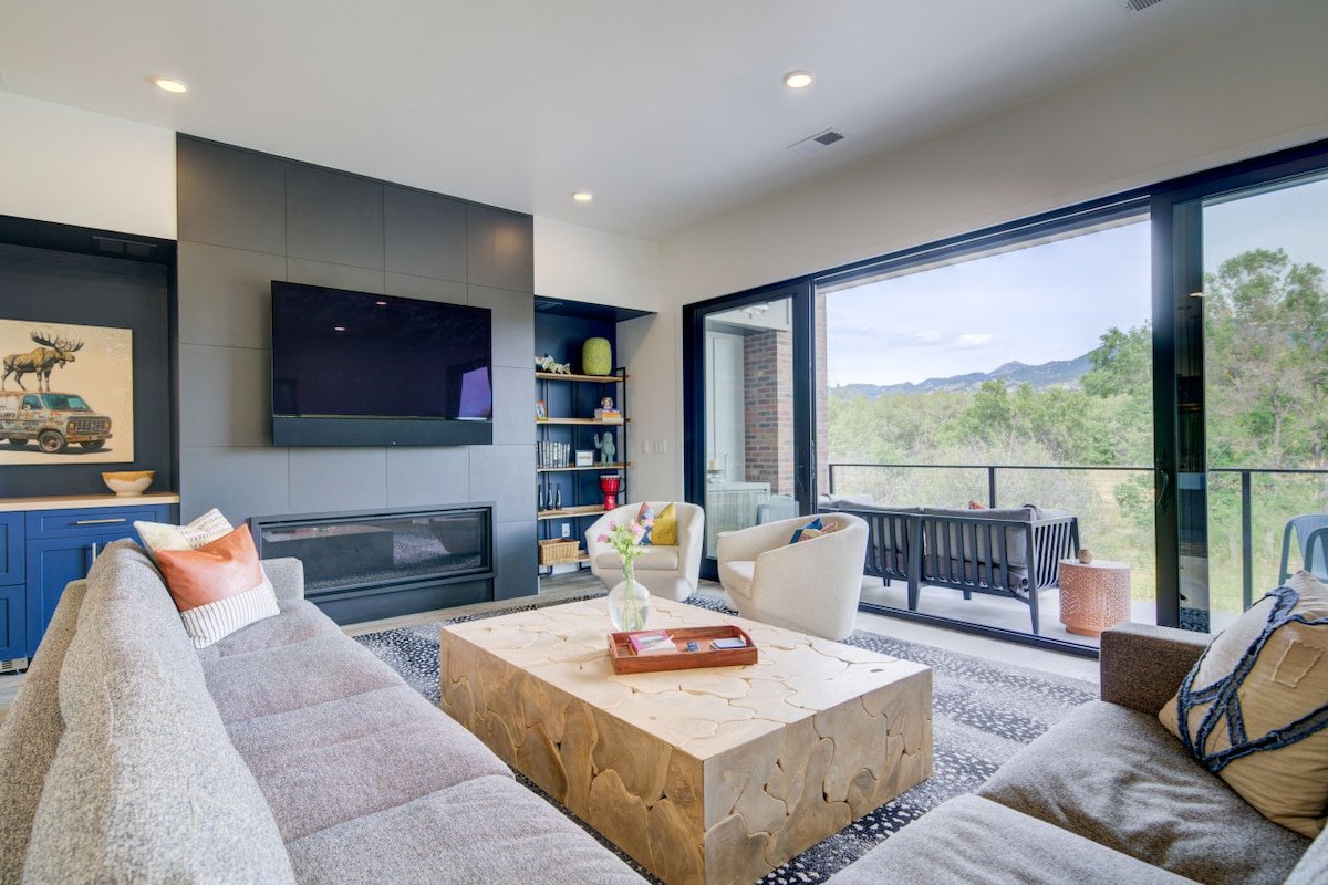 Modern 3Bdrm Stay | Mountain Views & Beach Access gallery image 2
