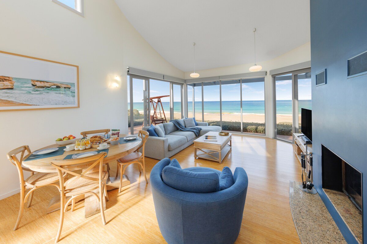 Chocolate Gannets Seafront Villa with full ocean views, 50 meters from the beach and 3 min drive into town gallery image 4