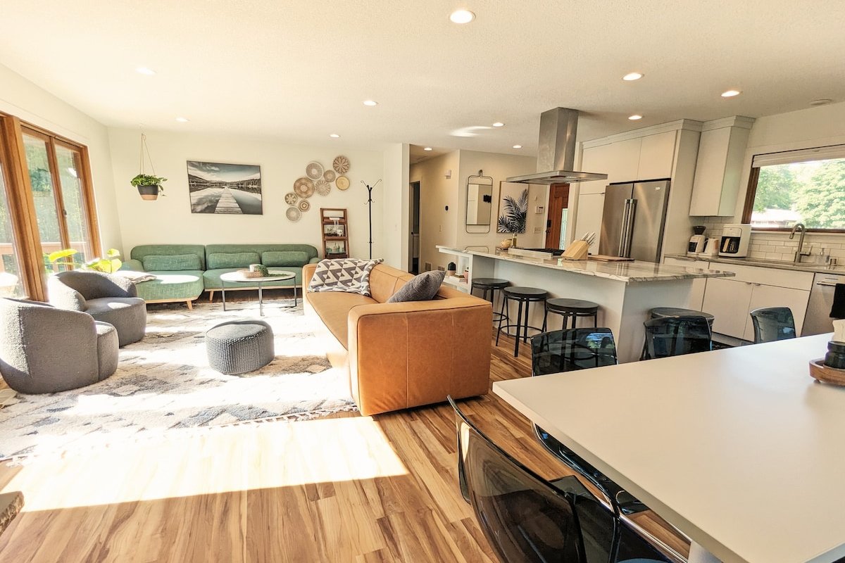 Sunset Shores – River View, King Beds, Soaker Tub gallery image 2