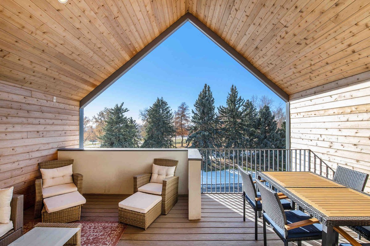 New Urban Oasis – with covered deck and workspace!