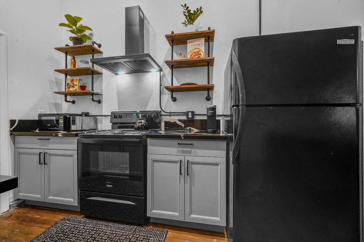 Gaslamp Huge Layout 4BR/2BA Attached Units gallery image 2