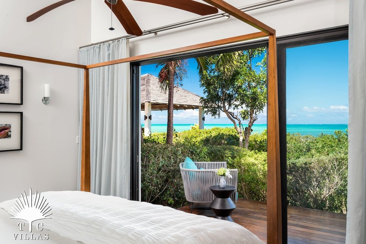 TC Villas | Castaway | Luxury Beachfront w. Pool gallery image 5