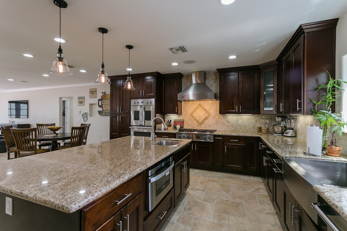 Luxury Villa W/4 BD huge backyard safe~quite gallery image 3