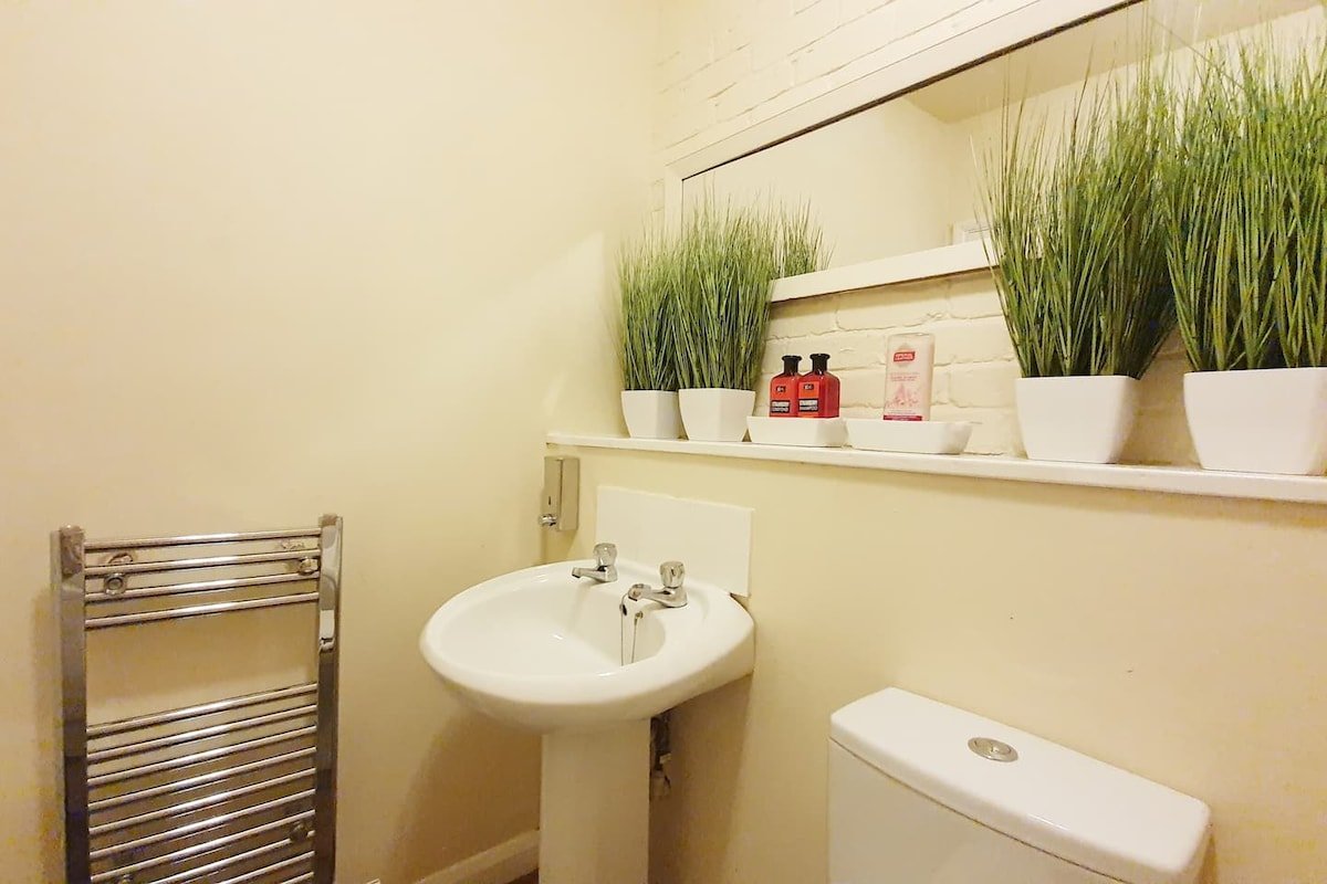 (5) Spacious: Sleeps 9. Parking – City Centre gallery image 5