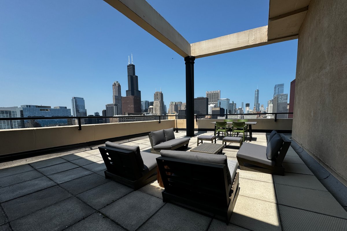Dtown Penthouse 3bd VIEWS+Parking +Gym+Pool