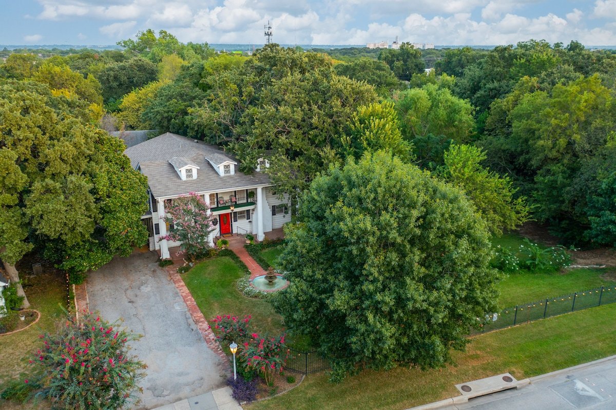 Historic Azalea Estate-7 bdrm, 5.5 bath, King beds gallery image 3