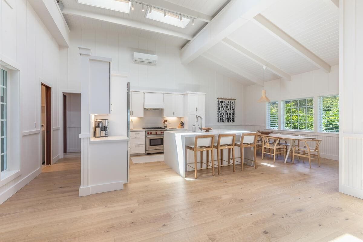 Modern Beachfront Estate near Tunnels, Sleeps 12 gallery image 4