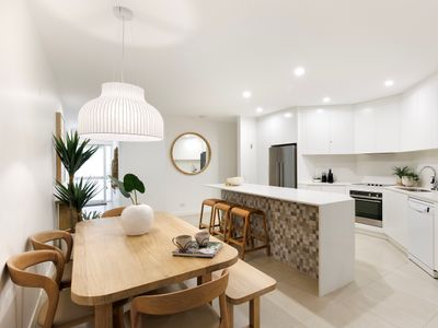 Lush Little Cove, Steps to Hastings St, Main Beach