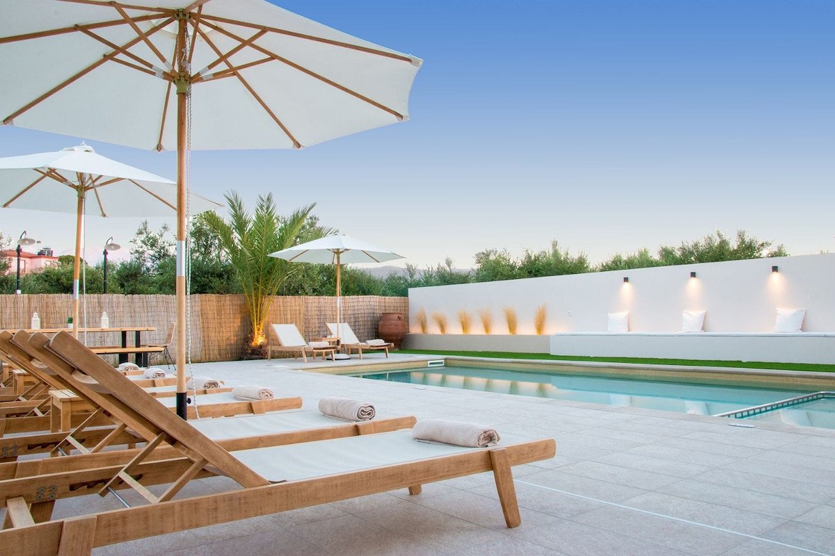 Cozy Villa*Perfect Location*Private Heated Pool gallery image 4