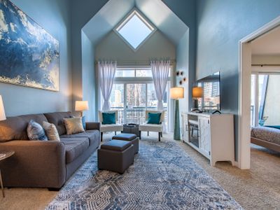 Beautiful 2 Story Penthouse w/ Pool & Free Parking