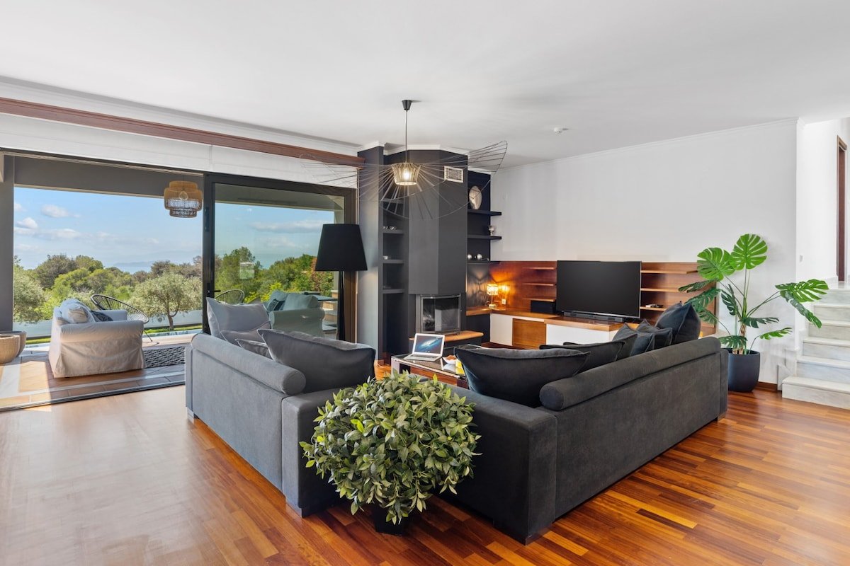 Top Lux Villa* BBQ & Gym* Heated Pool * gallery image 3