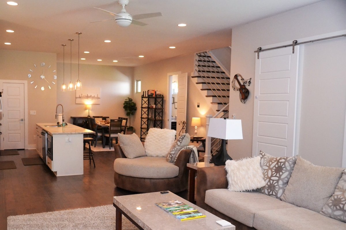 Beautiful & Spacious Modern Home in Nashville! gallery image 4