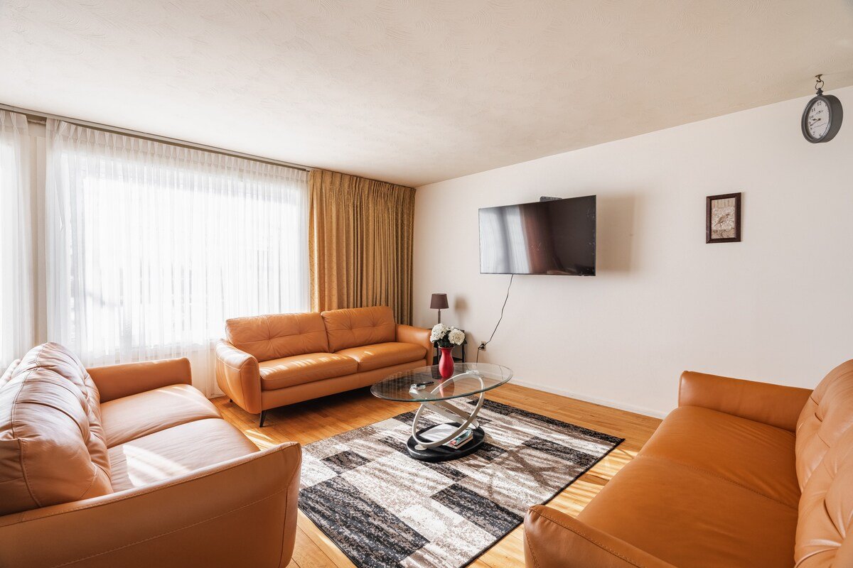 Spacious 5-Bedroom Home – Central AC/7beds gallery image 5