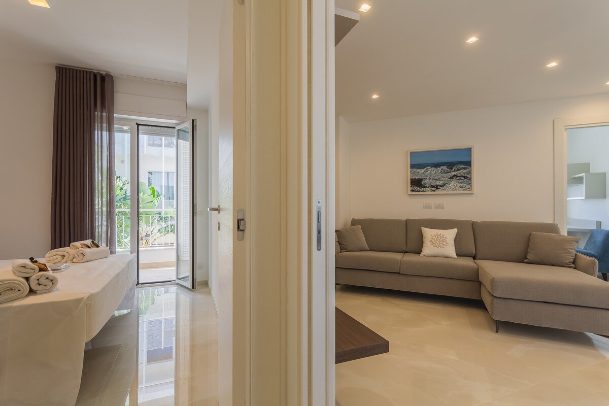 Palazzo Lux Stays Sleeps 10 – gym, beach, centre gallery image 2