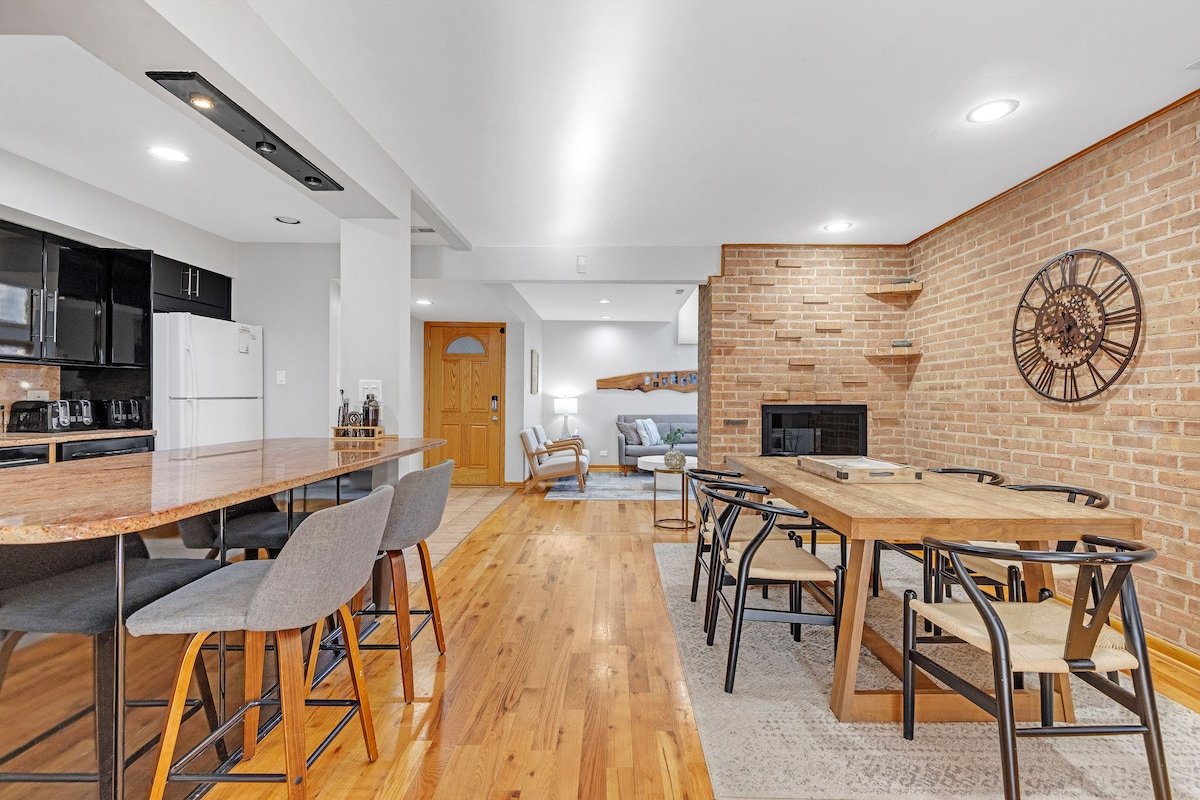Spacious Full Home Near the Heart of Wrigleyville gallery image 2