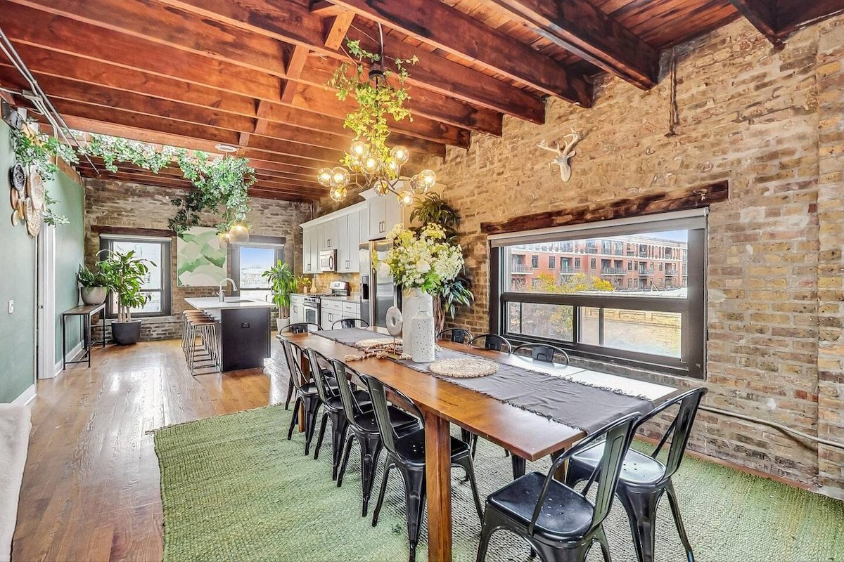 Magical Treehouse Located in HEART of Old Town! gallery image 4