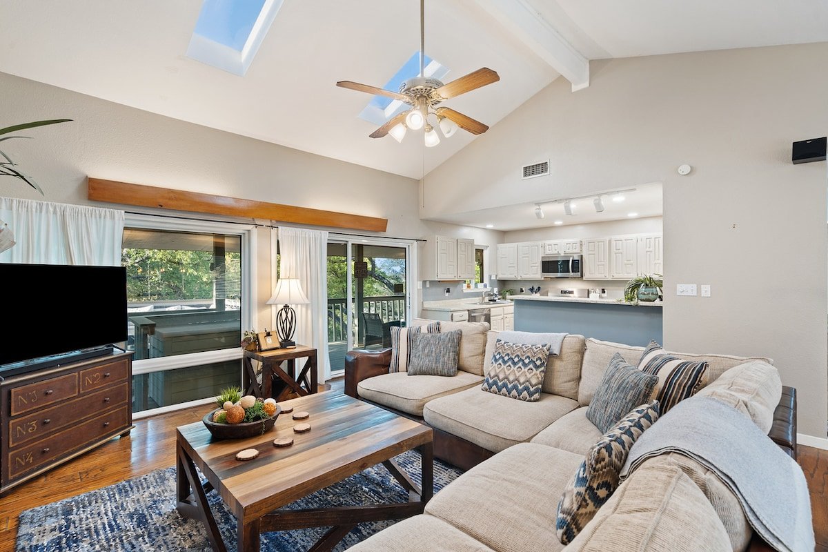 LakeTravis Waterfront Volleyball Game Rooms Boats gallery image 4