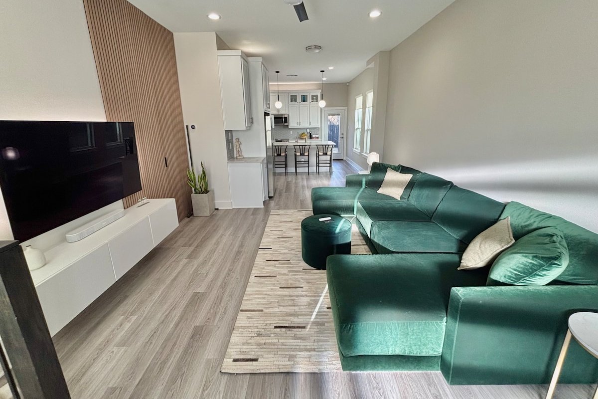 Modern 4BR House Near Downtown & Bishop Arts gallery image 3