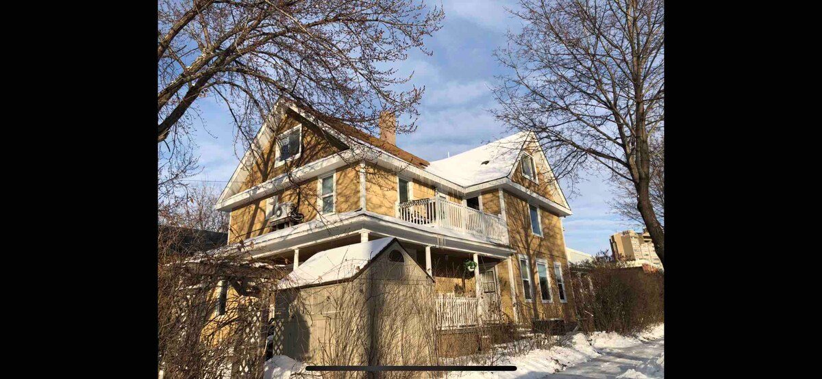 Entire 8BR Historic Mansion in the NE Arts Dist gallery image 2