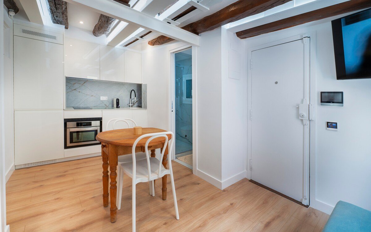 Little Chic Gem,Best Borne Spot! gallery image 5