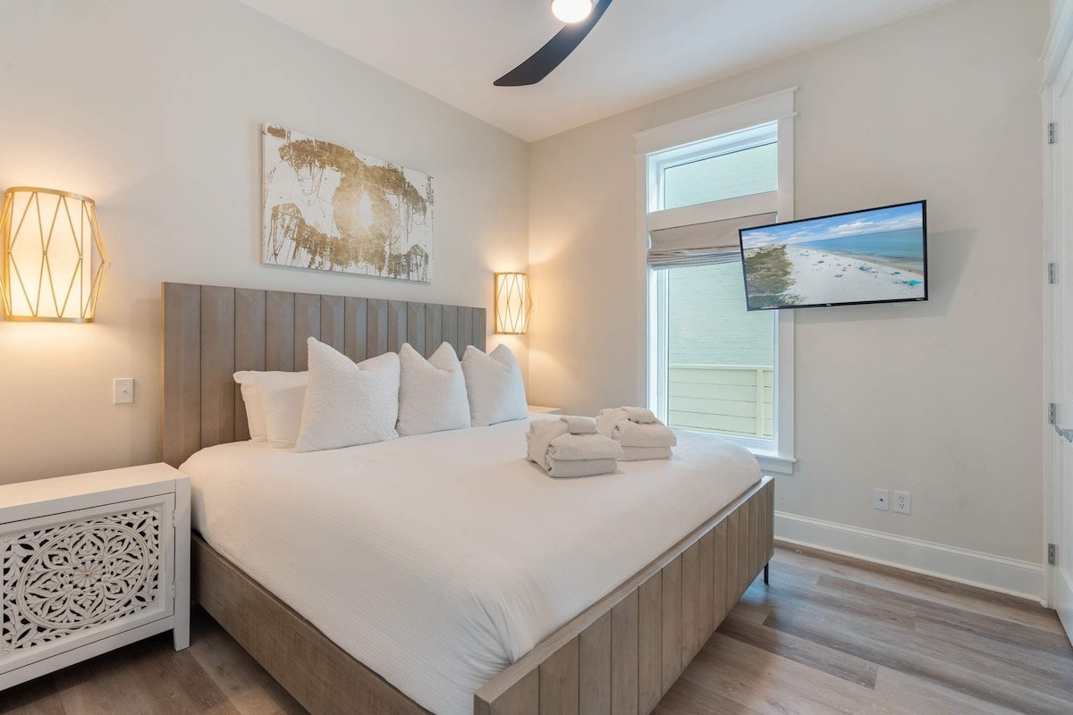 Bikinis & Martinis:Pool, LSV, Bikes + Pet Friendly gallery image 4