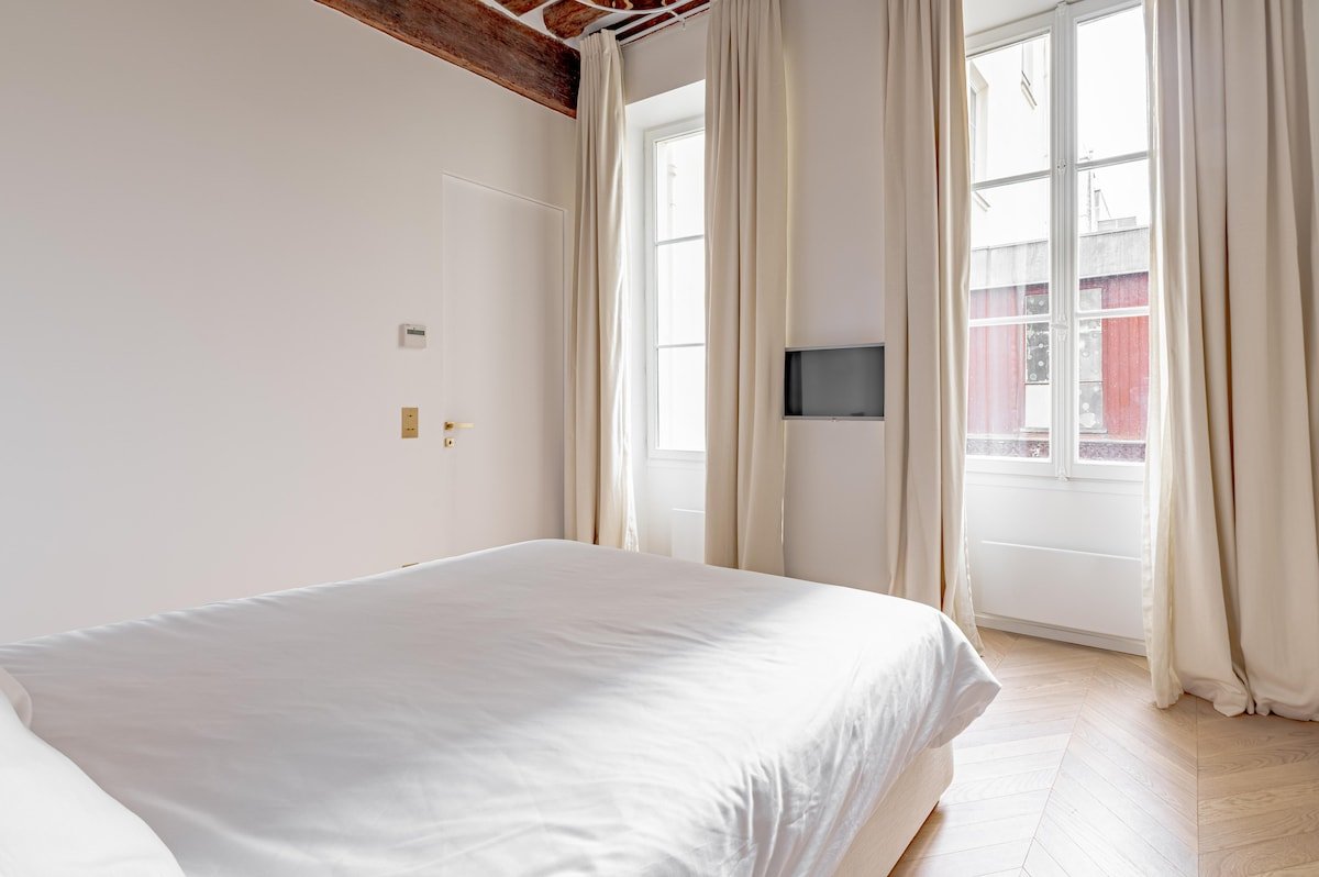 Stylish Rue des Rosiers Gem: Modern 2-Bedroom gallery image 3