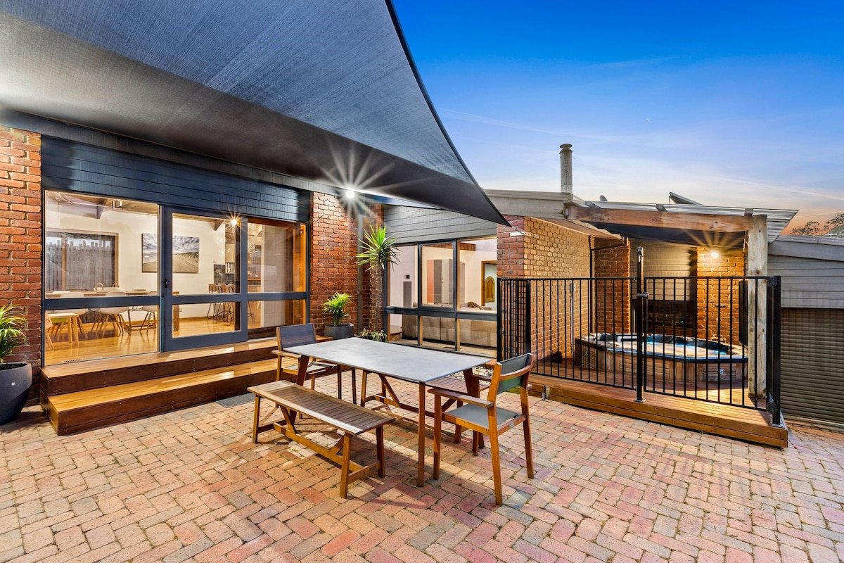 Beachside Weekender with Spa Sleeps 11-13 gallery image 3