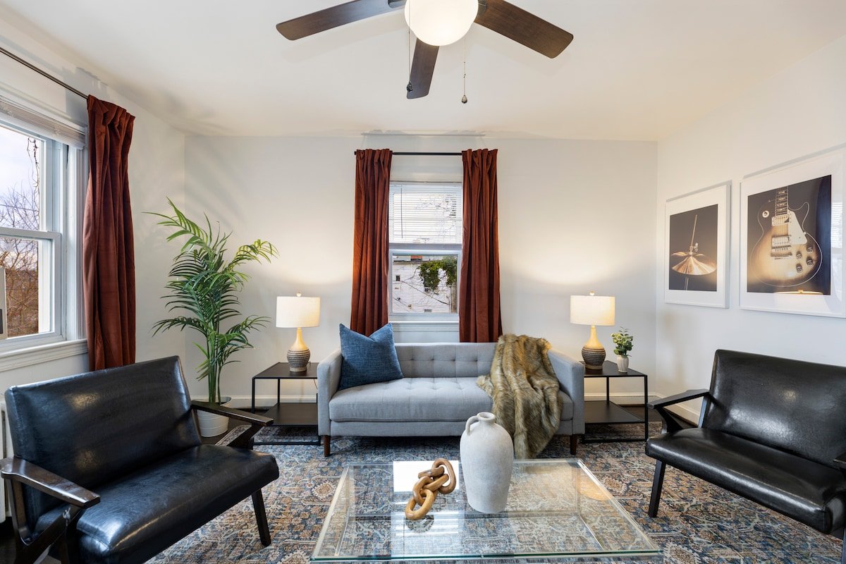 Music-Themed 2 Bedroom w/ a 70inch TV in DC gallery image 2