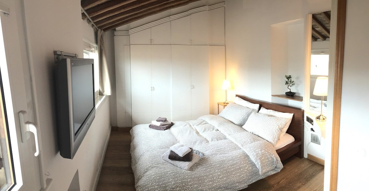 The Historic Nobleman’s Penthouse – 3 bedrooms gallery image 5