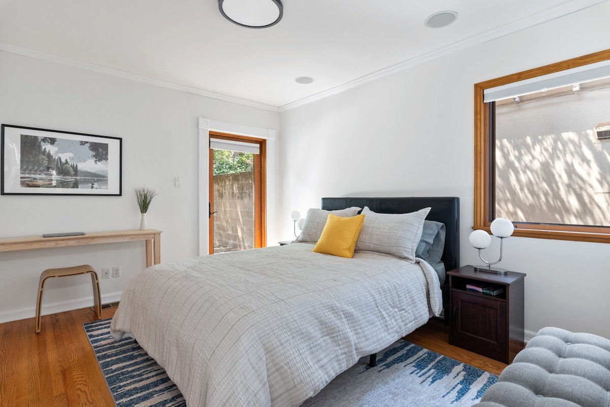 Chic and Spacious Home in Glendale gallery image 3